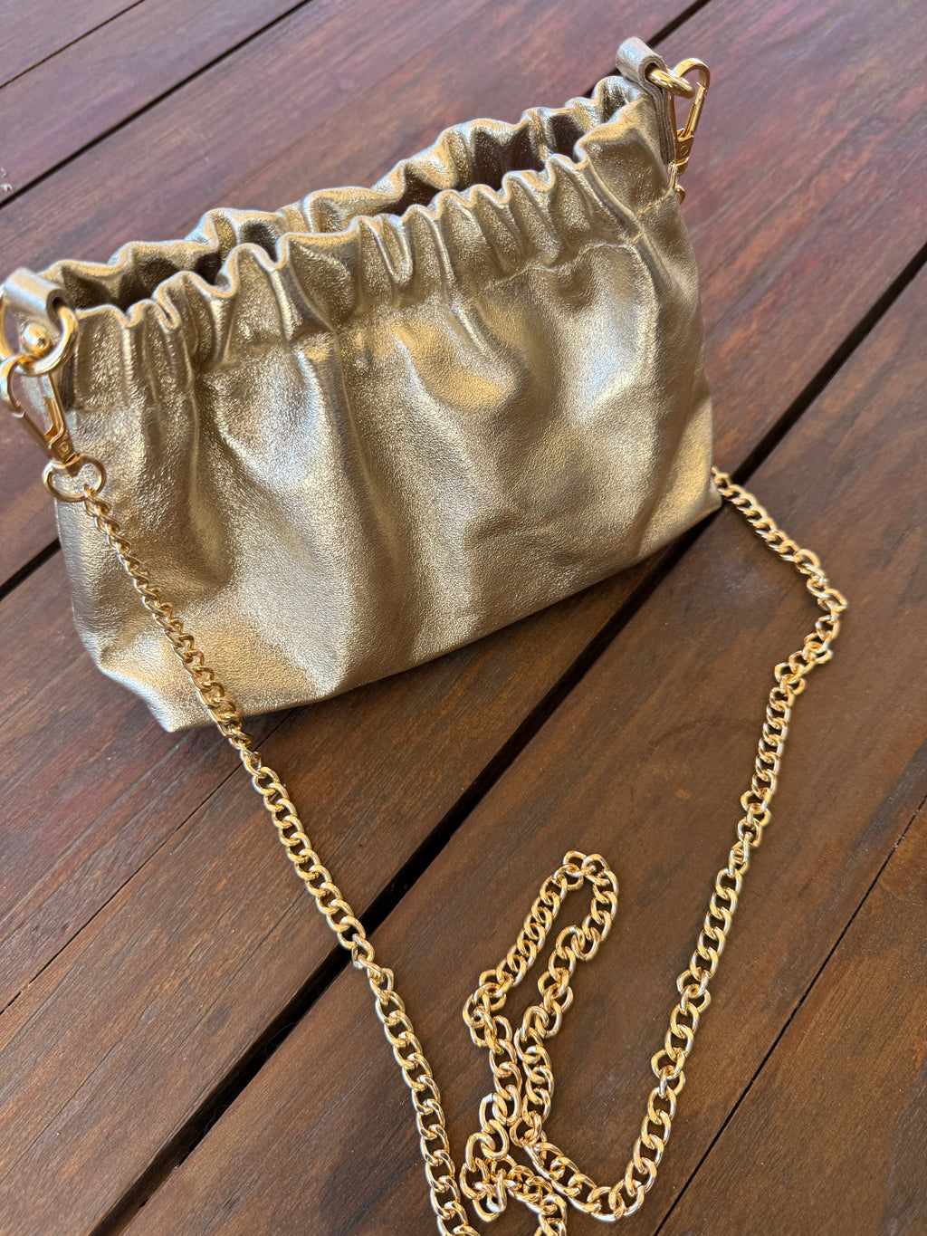 Sac pochette doré femme – Sac chaîne élégant et tendance Le Vestiaire de Charline
