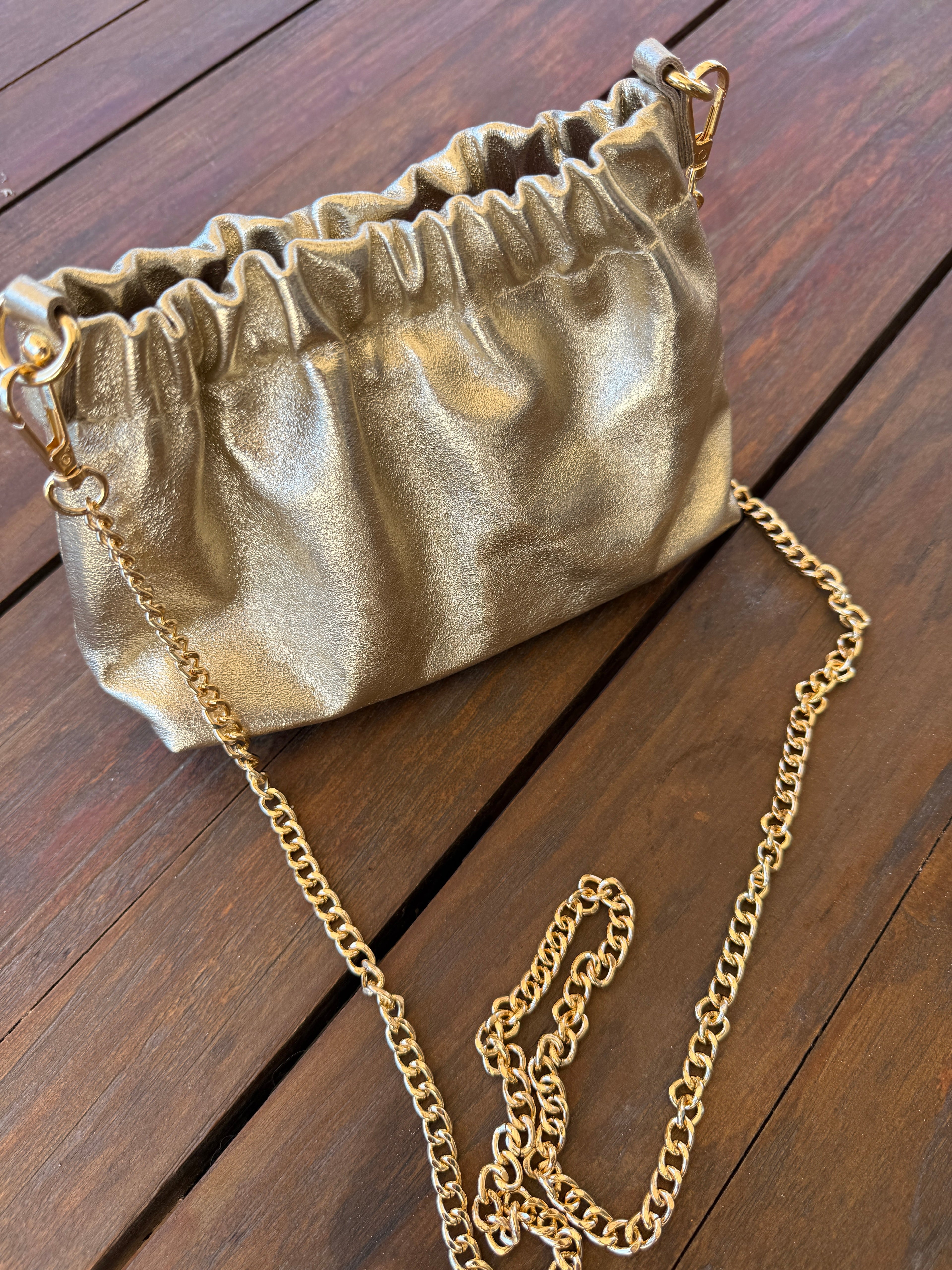 Sac pochette doré femme – Sac chaîne élégant et tendance Le Vestiaire de Charline