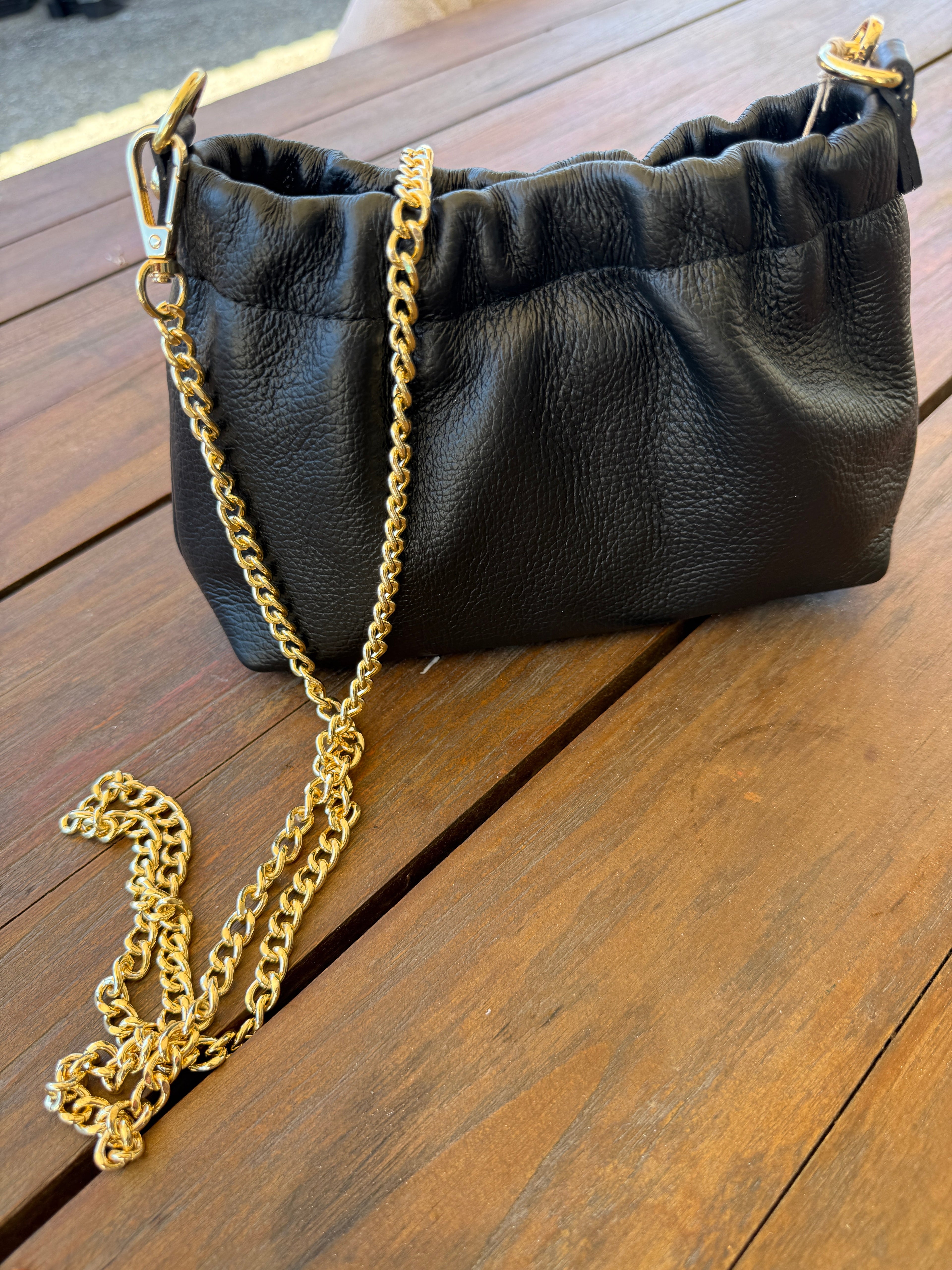 Sac pochette noir femme – Sac chaîne élégant et intemporel Le Vestiaire de Charline