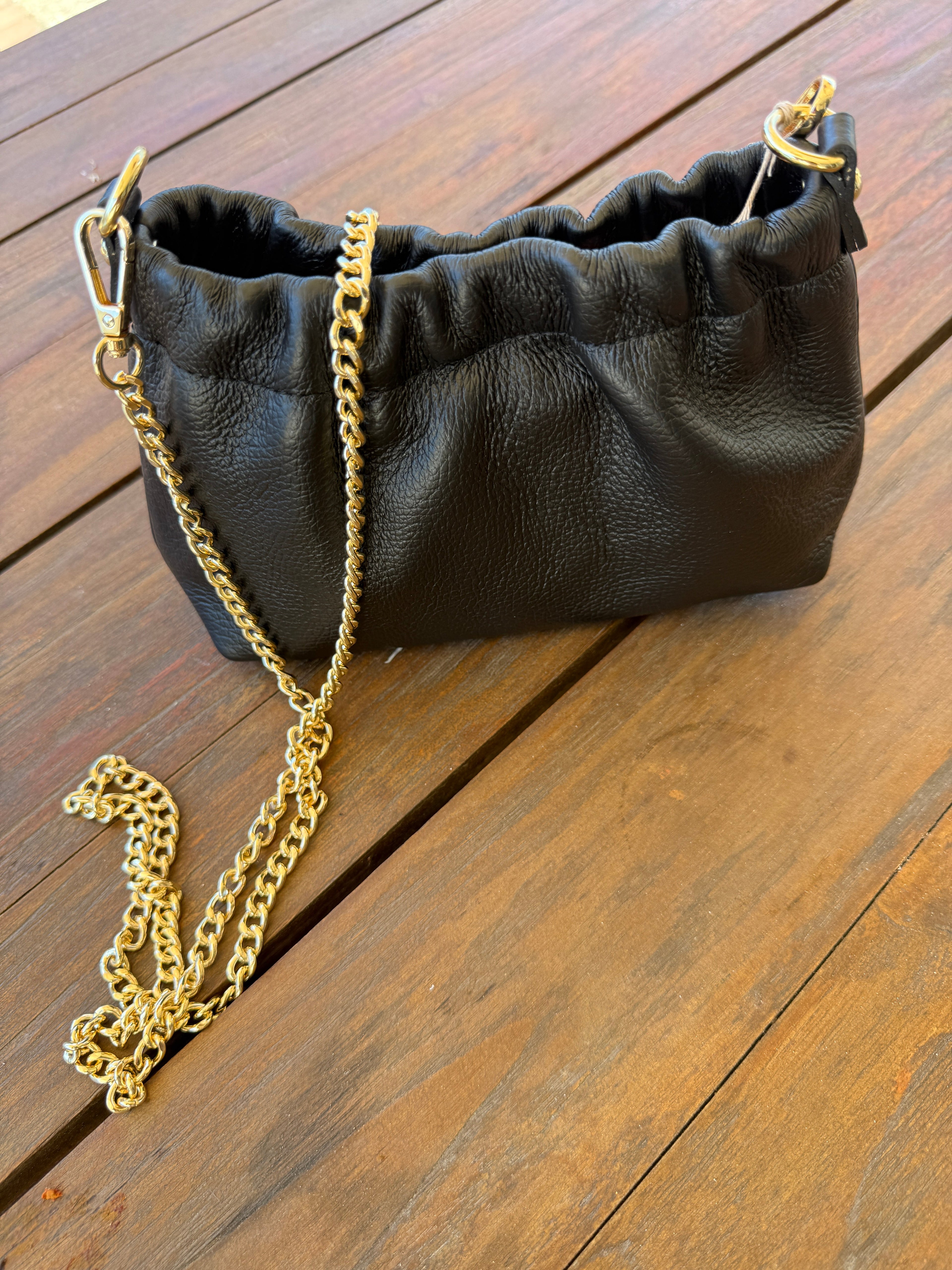 Sac pochette noir femme – Sac chaîne élégant et intemporel Le Vestiaire de Charline