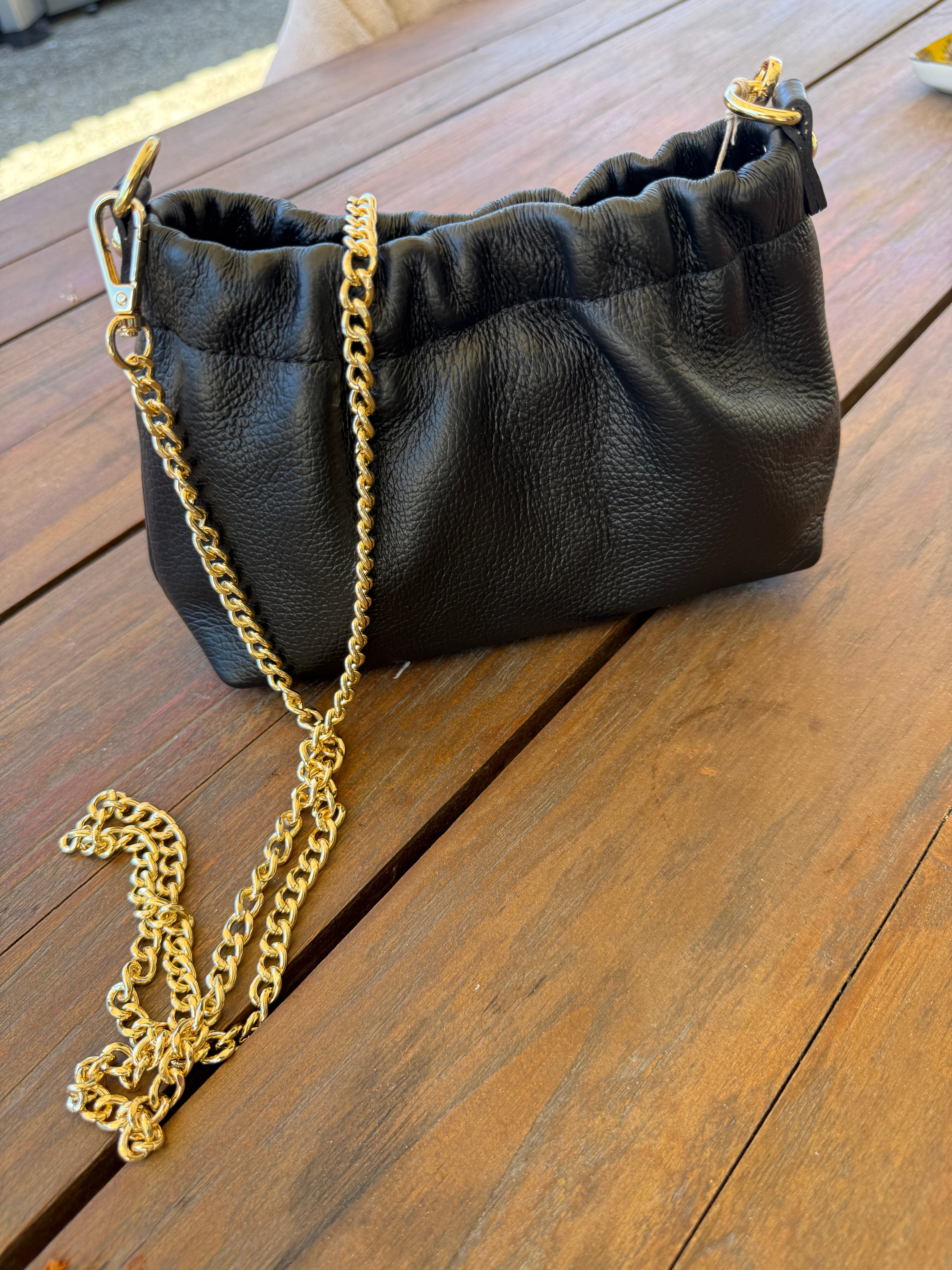 Sac pochette noir femme – Sac chaîne élégant et intemporel Le Vestiaire de Charline
