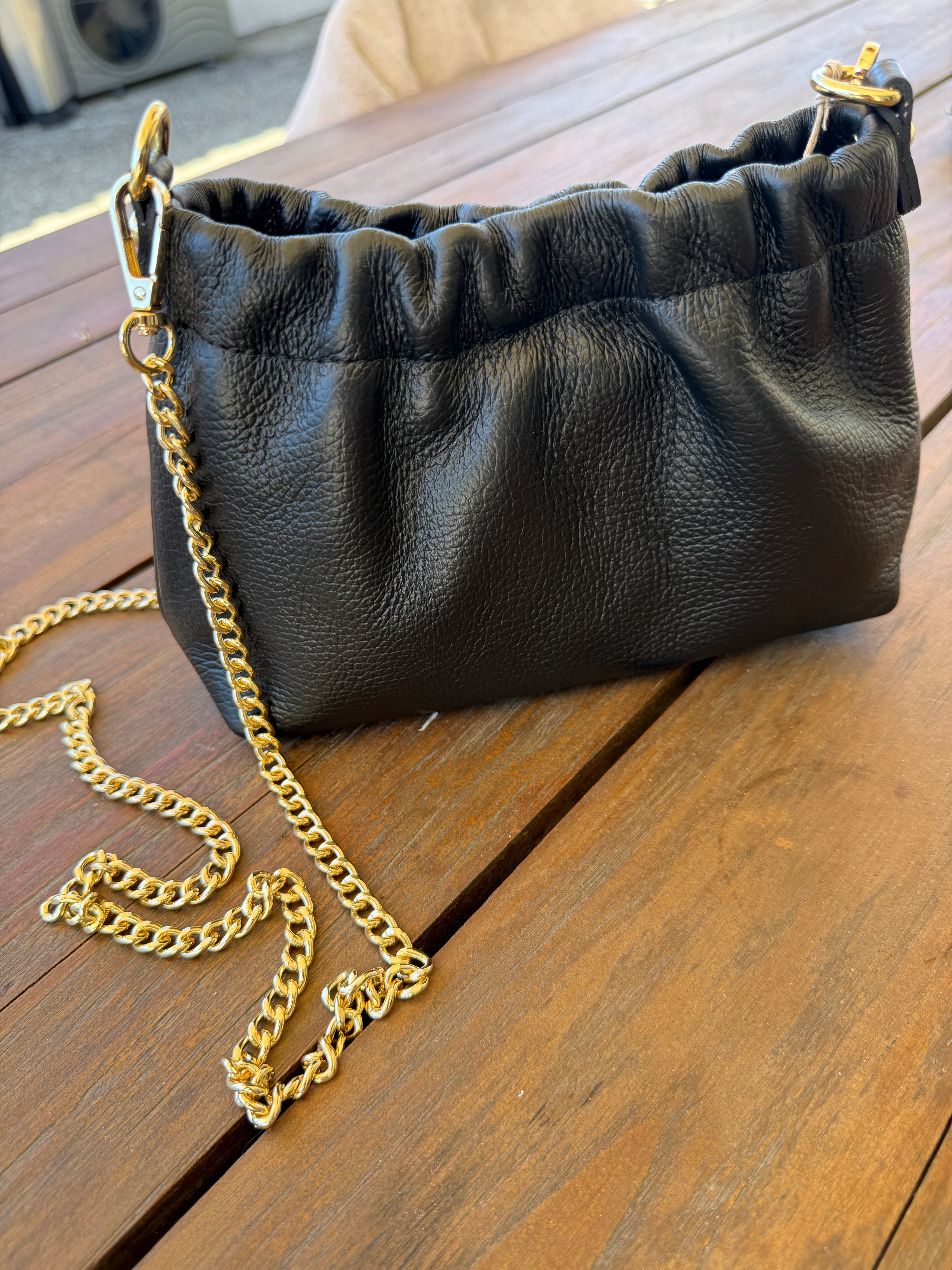 Sac pochette noir femme – Sac chaîne élégant et intemporel Le Vestiaire de Charline