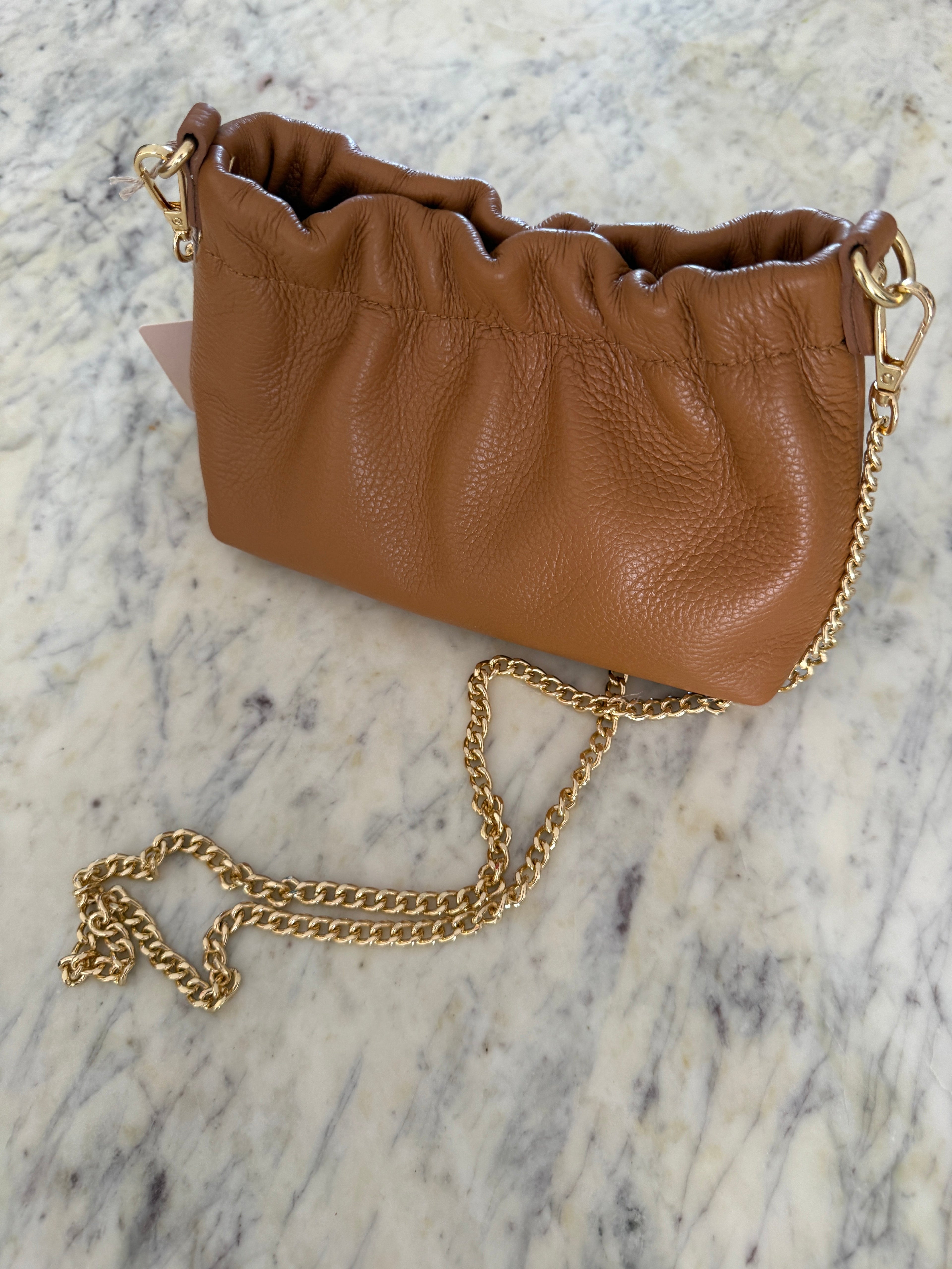 Sac pochette marron femme – Sac chaîne camel chic et tendance Le Vestiaire de Charline
