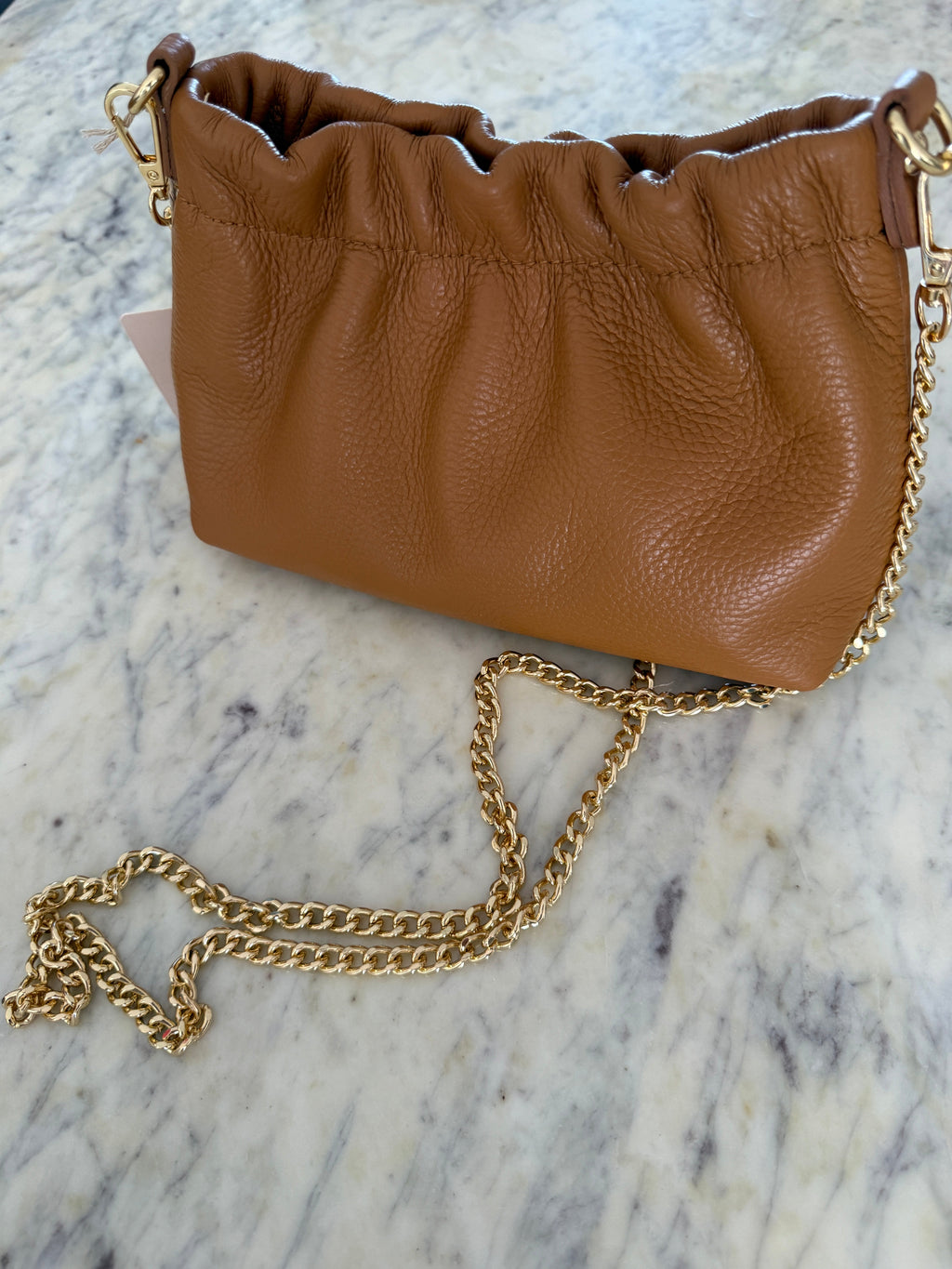 Sac pochette marron femme – Sac chaîne camel chic et tendance Le Vestiaire de Charline