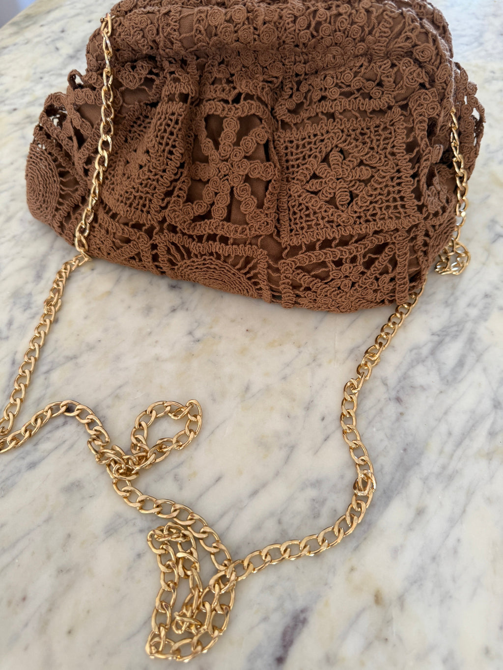 Sac crochet marron femme – Pochette bohème chic avec chaîne dorée  URL SEO Le Vestiaire de Charline