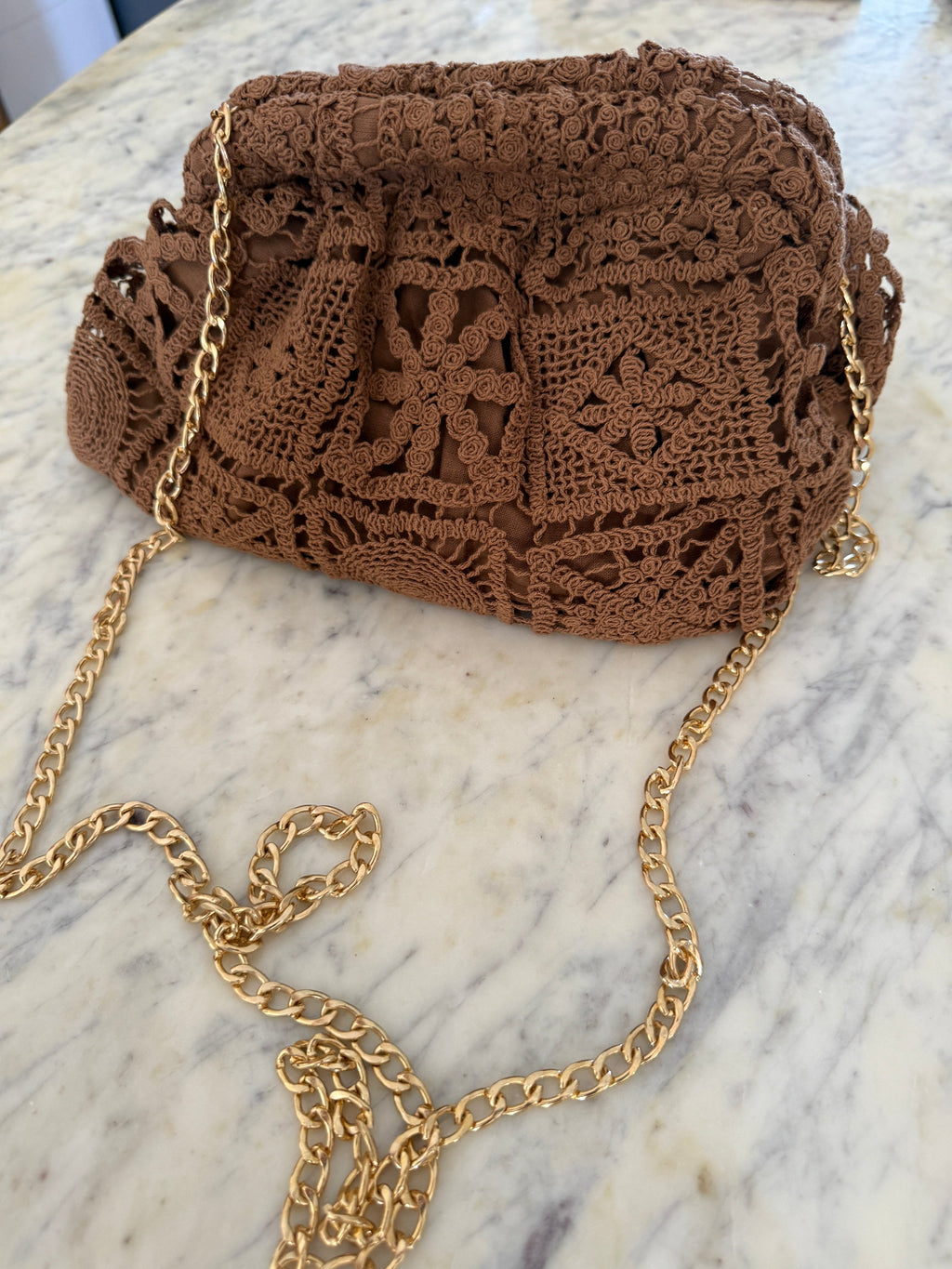 Sac crochet marron femme – Pochette bohème chic avec chaîne dorée  URL SEO Le Vestiaire de Charline