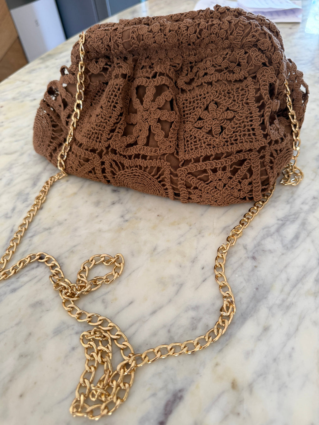 Sac crochet marron femme – Pochette bohème chic avec chaîne dorée  URL SEO Le Vestiaire de Charline