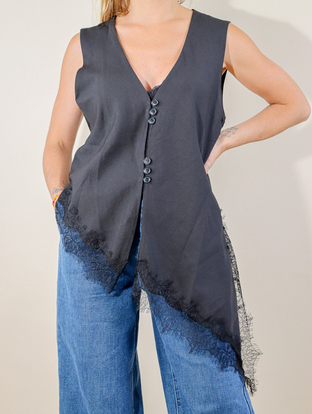 TOP DENTELLE ASYMÉTRIQUE - NOIR Le Vestiaire de Charline