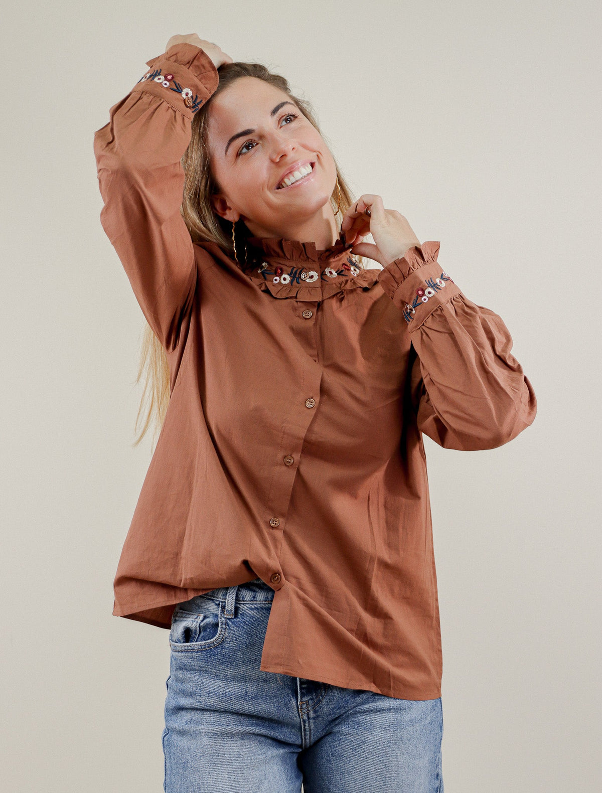CHEMISE DÉTAILS FLEURS - CAMEL 100% COTON Le Vestiaire de Charline