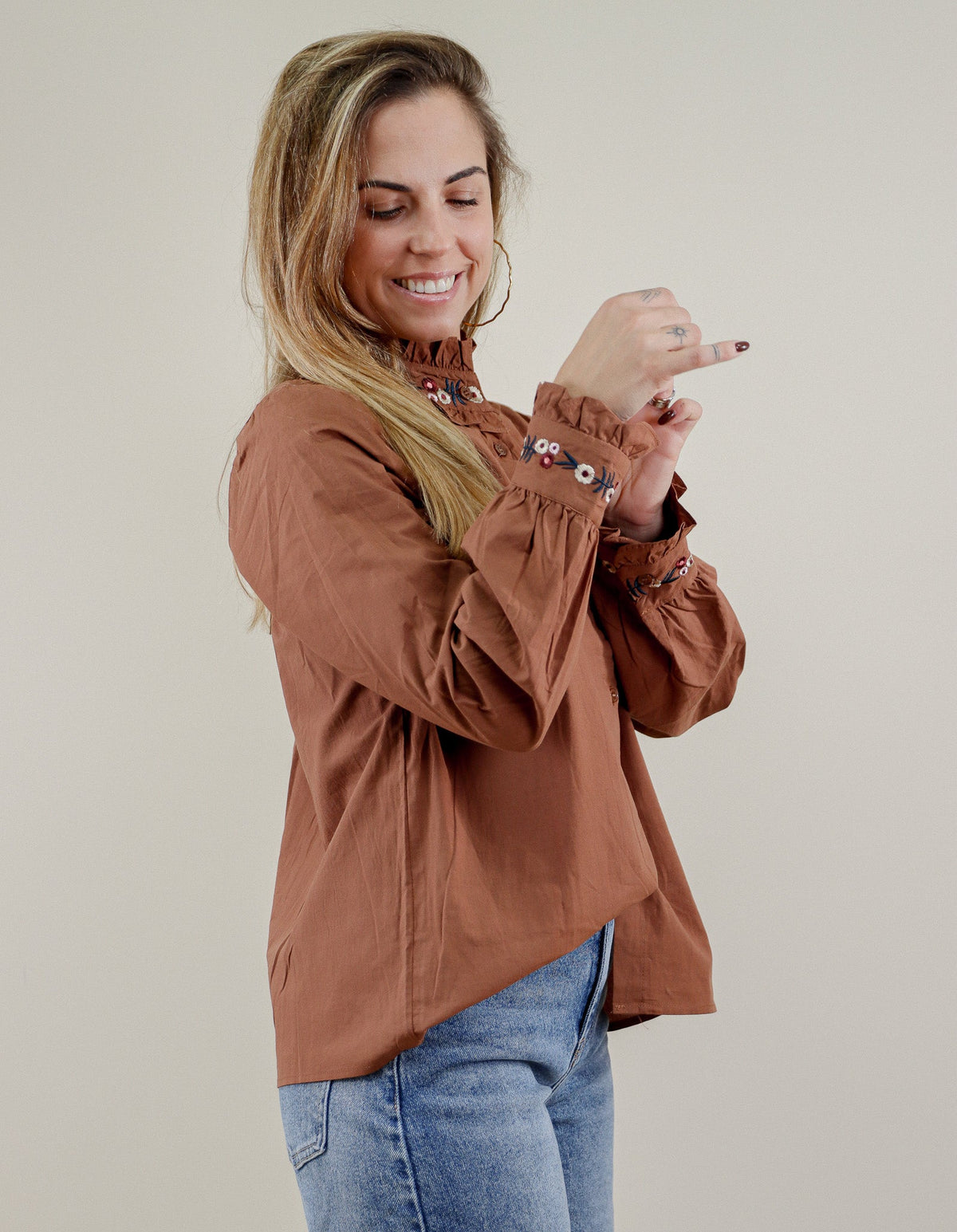 CHEMISE DÉTAILS FLEURS - CAMEL 100% COTON Le Vestiaire de Charline