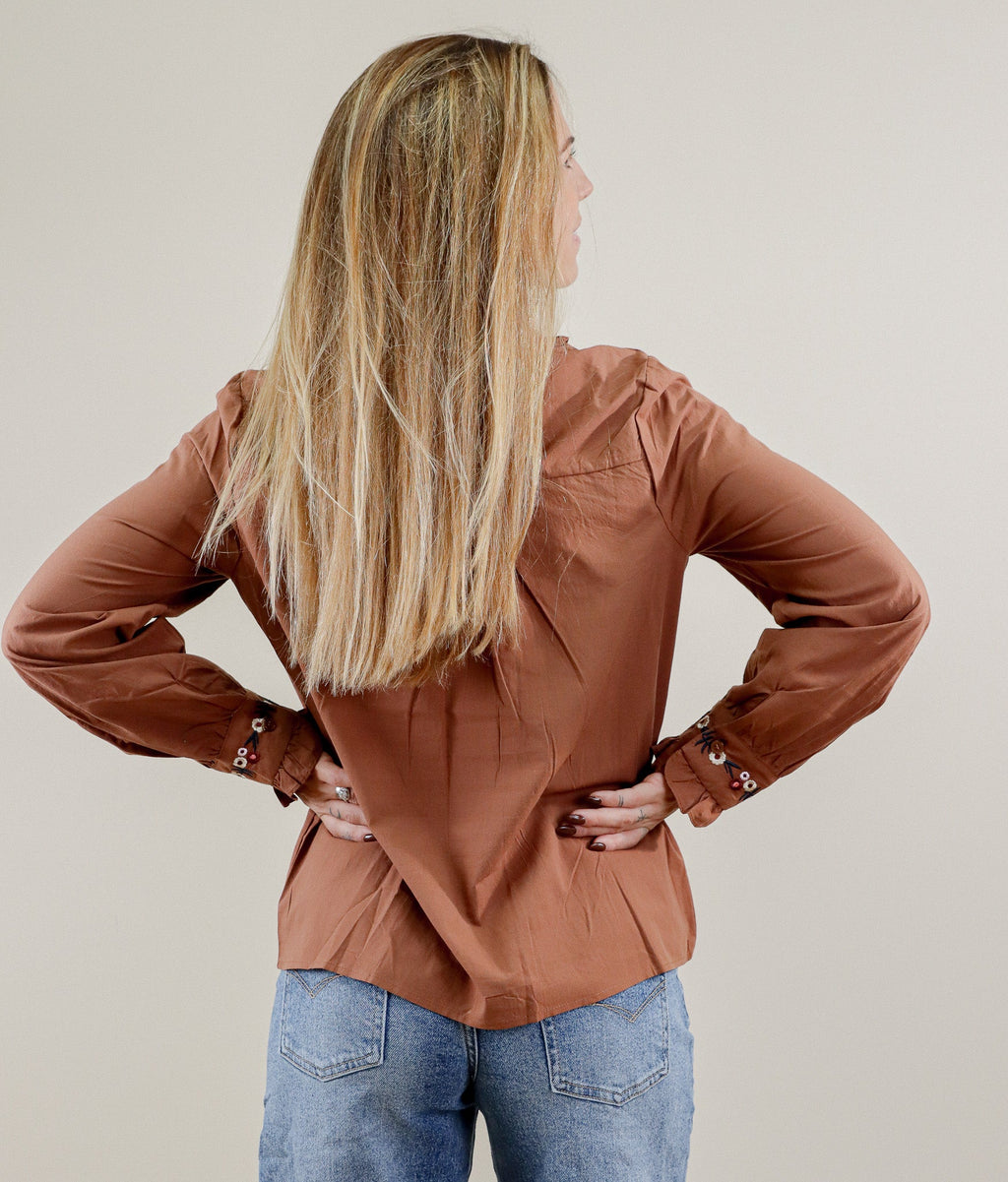 CHEMISE DÉTAILS FLEURS - CAMEL 100% COTON Le Vestiaire de Charline