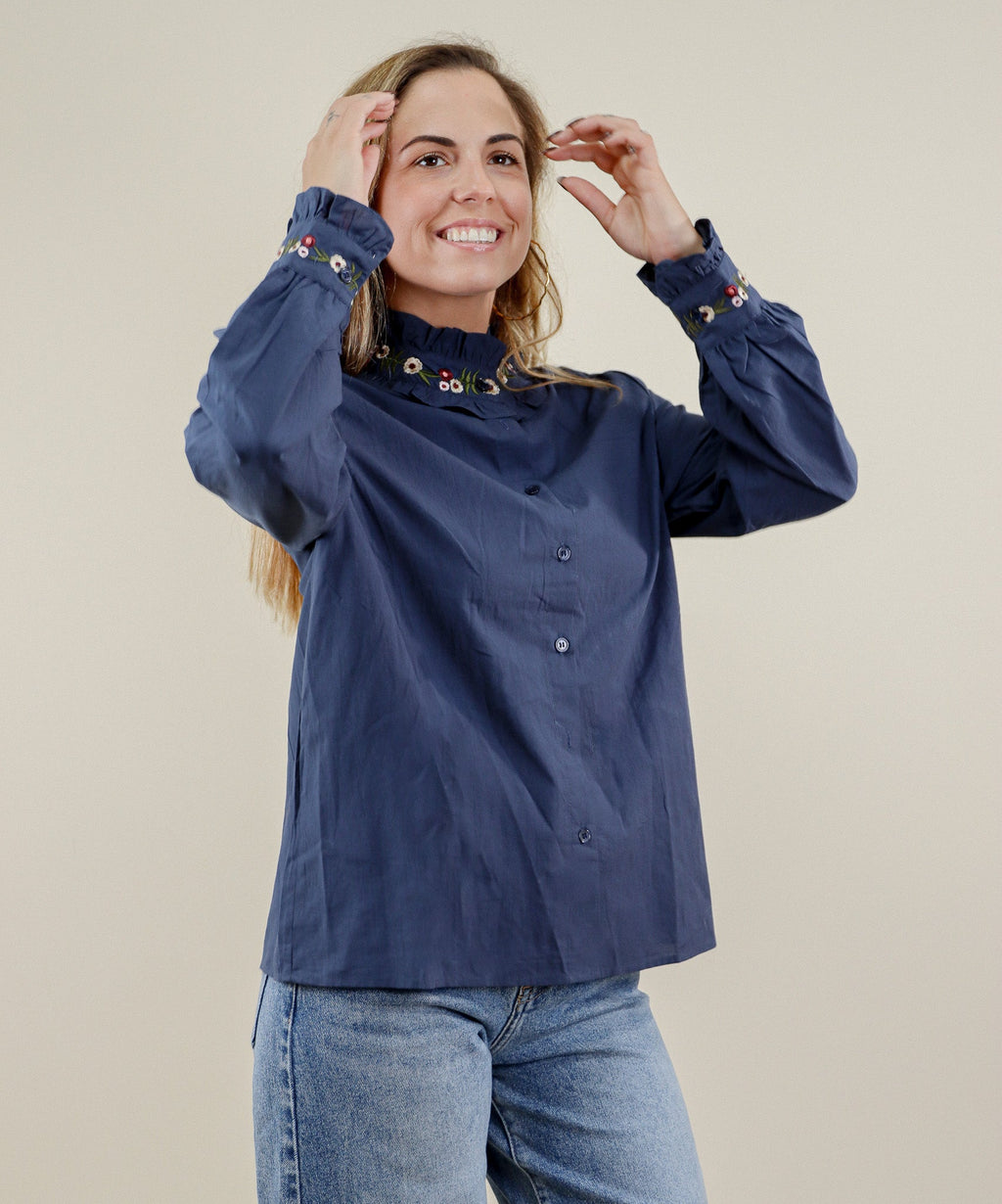 CHEMISE DÉTAILS FLEURS - BLEU 100% COTON Le Vestiaire de Charline