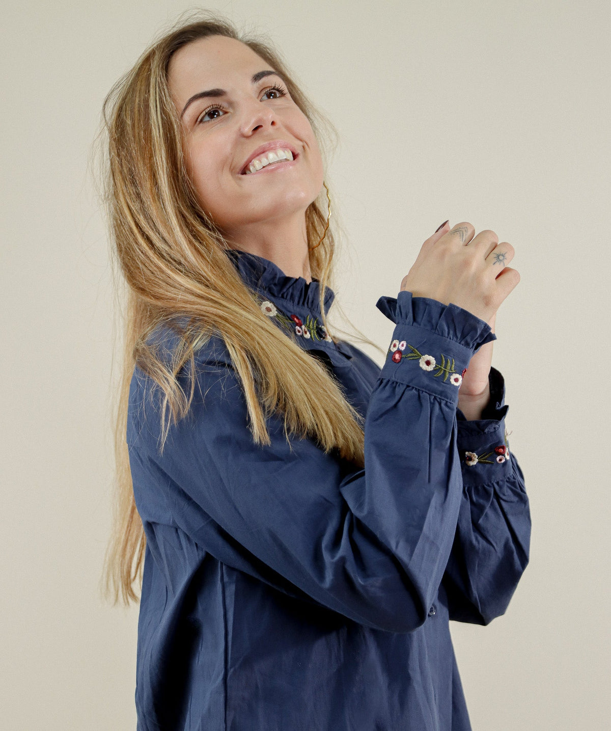 CHEMISE DÉTAILS FLEURS - BLEU 100% COTON Le Vestiaire de Charline
