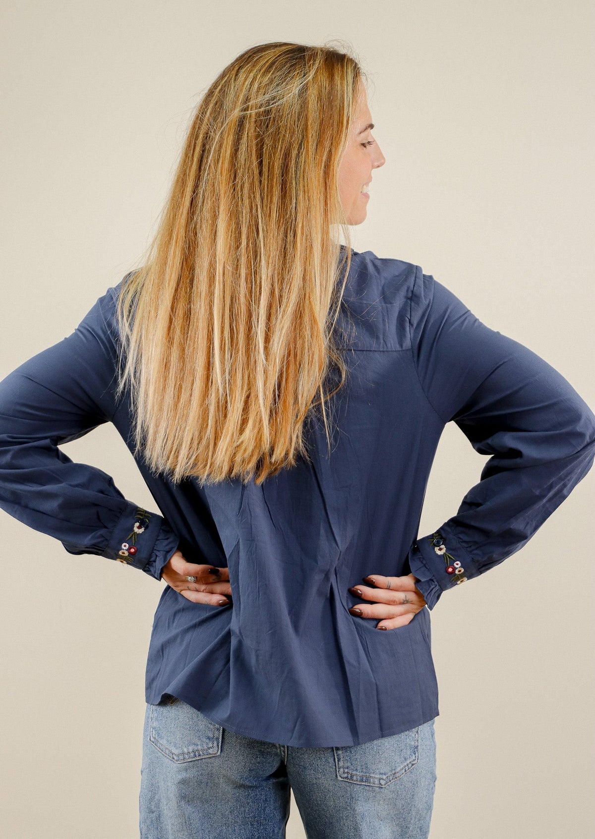 CHEMISE DÉTAILS FLEURS - BLEU 100% COTON Le Vestiaire de Charline