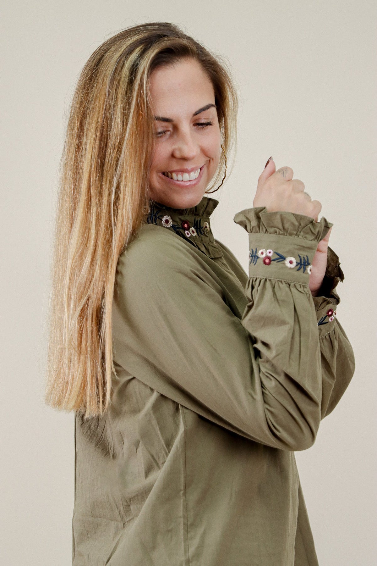 CHEMISE DÉTAILS FLEURS - KAKI 100% COTON Le Vestiaire de Charline