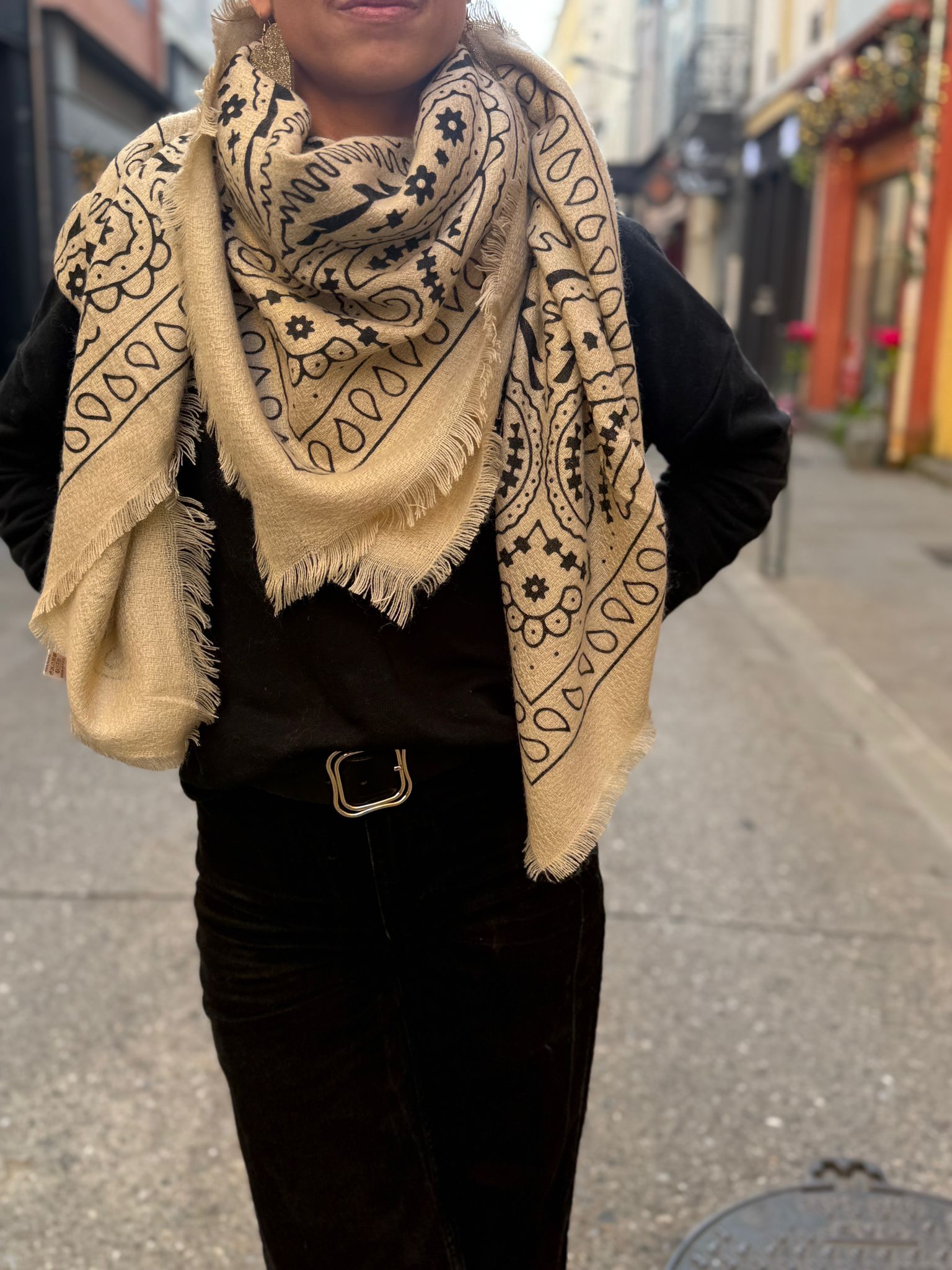 Écharpe XXL écru & noir à motifs graphiques – Douce et enveloppante Le Vestiaire de Charline