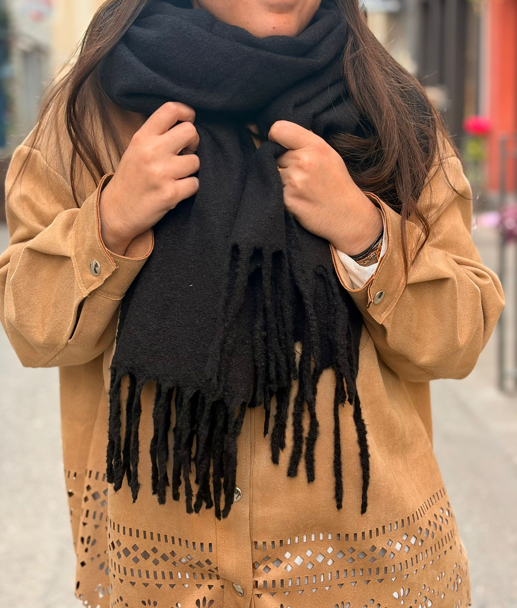 Écharpe noir à franges – Douce et enveloppante Le Vestiaire de Charline