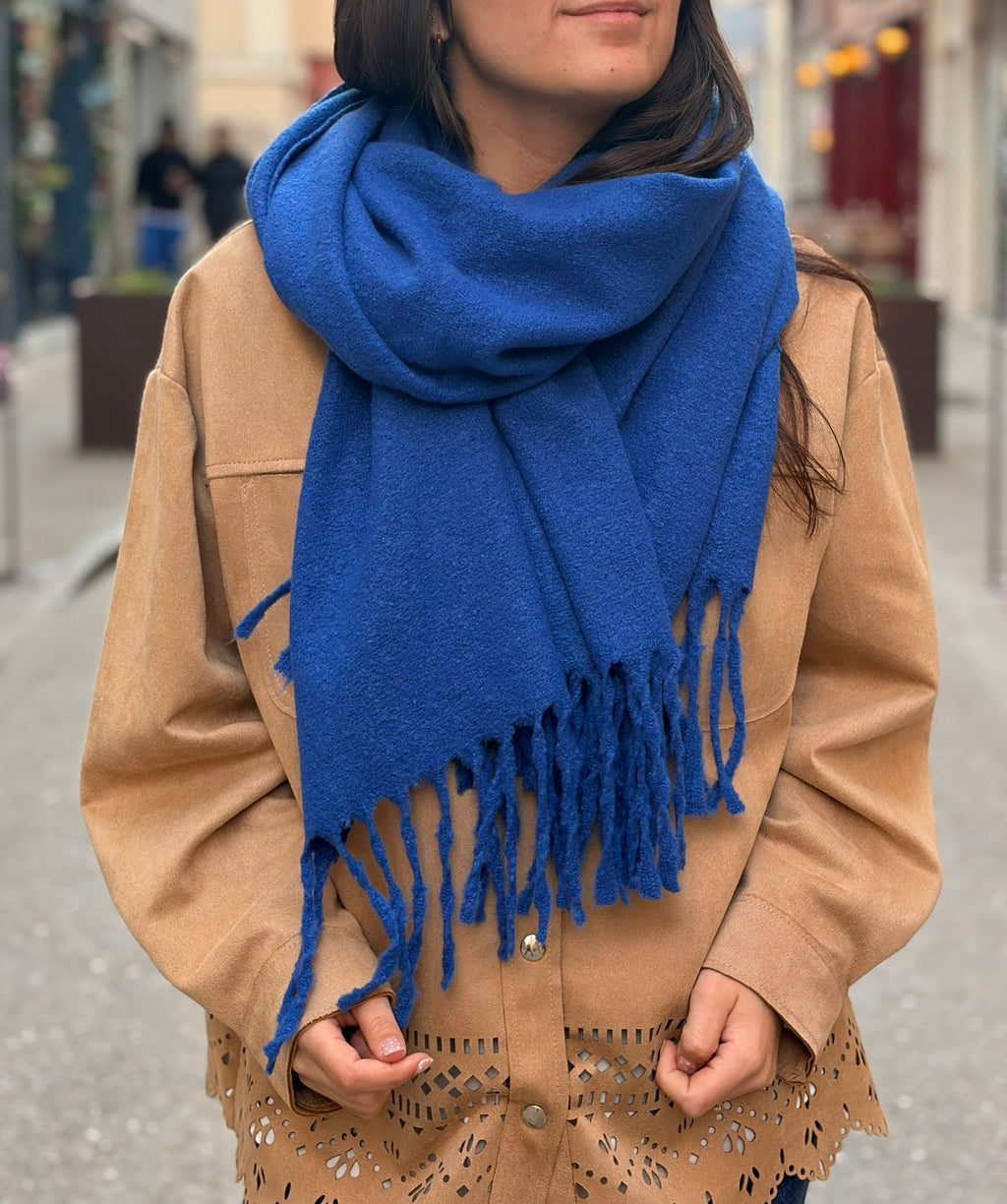 Écharpe bleu roi à franges – Douce et enveloppante Le Vestiaire de Charline