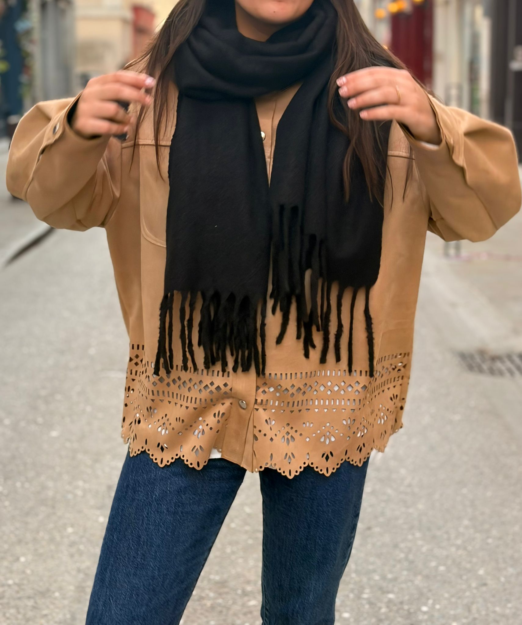 Écharpe noir à franges – Douce et enveloppante Le Vestiaire de Charline