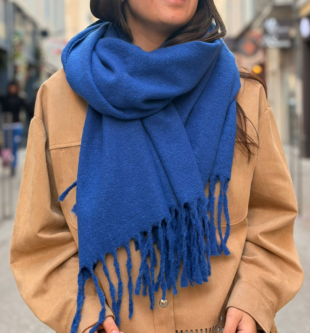 Écharpe bleu roi à franges – Douce et enveloppante Le Vestiaire de Charline
