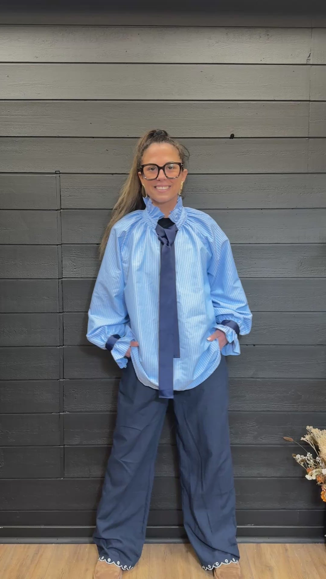 Chemise femme à nœud cravate bleu rayé – Élégante et tendance