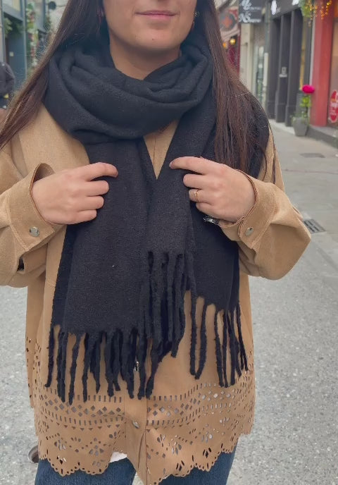 Écharpe noir à franges – Douce et enveloppante