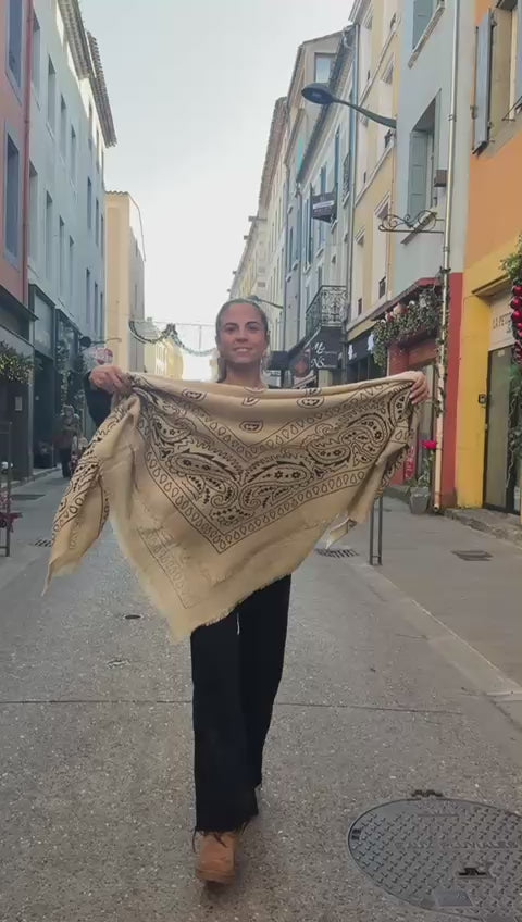 Écharpe XXL écru & noir à motifs graphiques – Douce et enveloppante