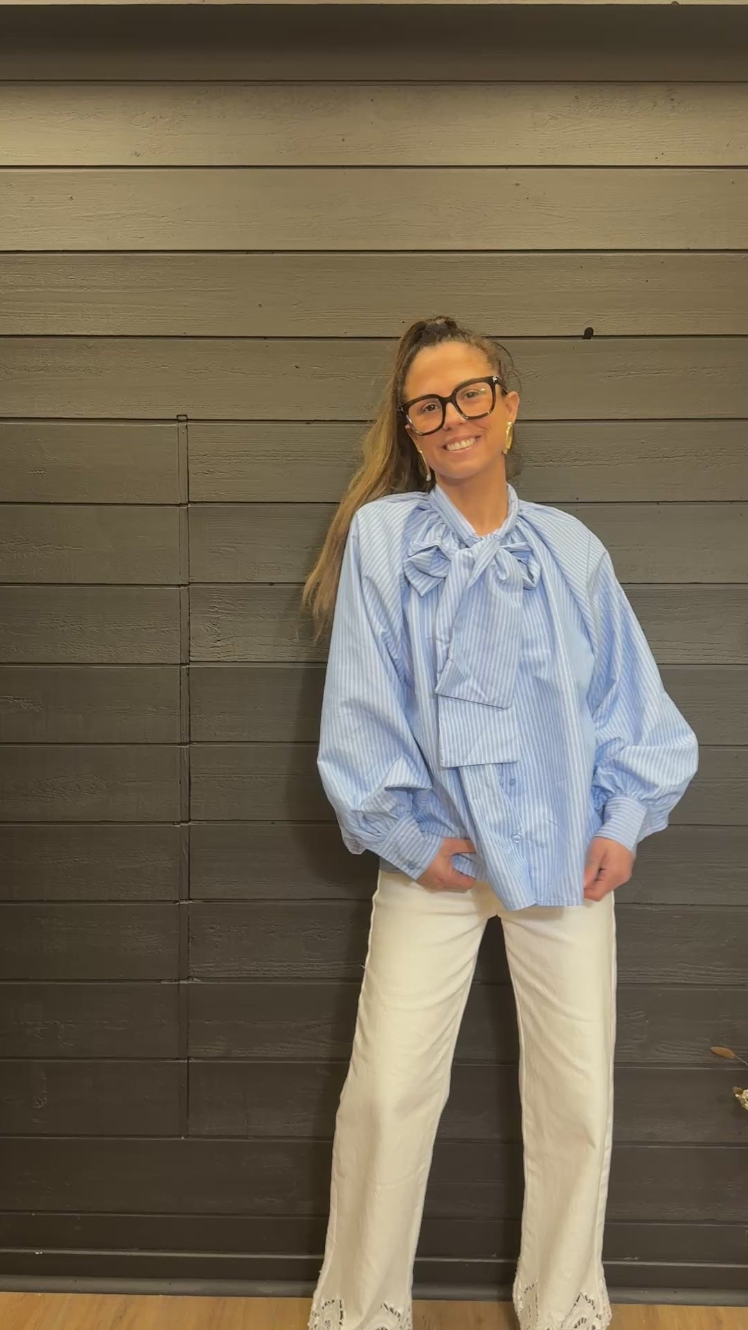 Chemise rayée bleu – détail nœud cravate