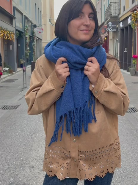 Écharpe bleu roi à franges – Douce et enveloppante