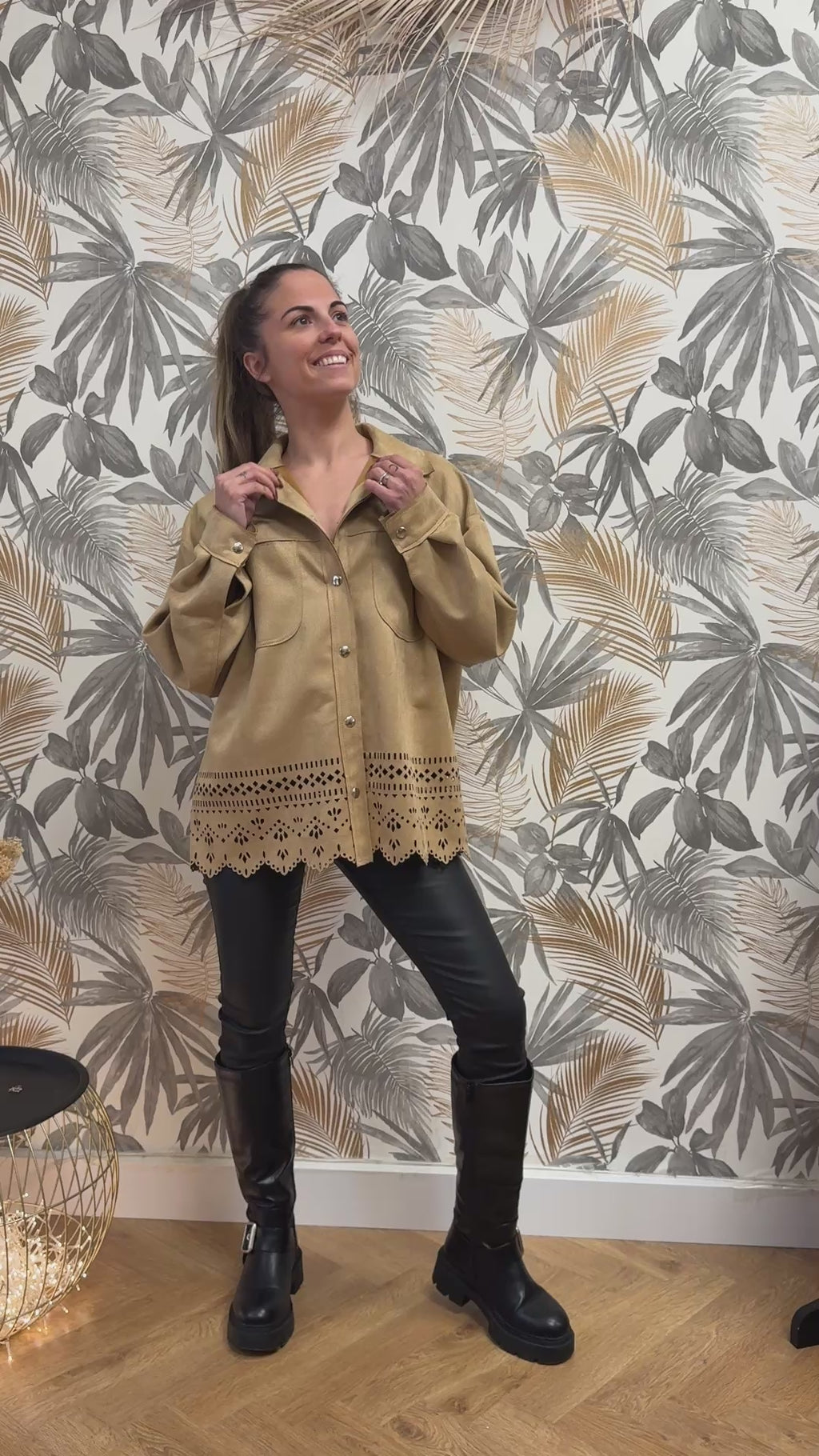 Veste camel ajourée – Détails découpés & style bohème